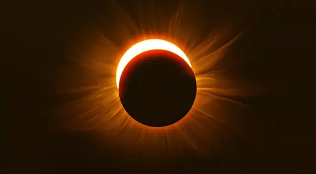 El Eclipse Total Híbrido sucede cada diez años. El Eclipse Total Híbrido sucede cada diez años.