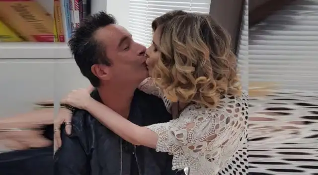 Johanna San Miguel y Carlos Carlín se dan tierno beso. Johanna San Miguel y Carlos Carlín se dan tierno beso.