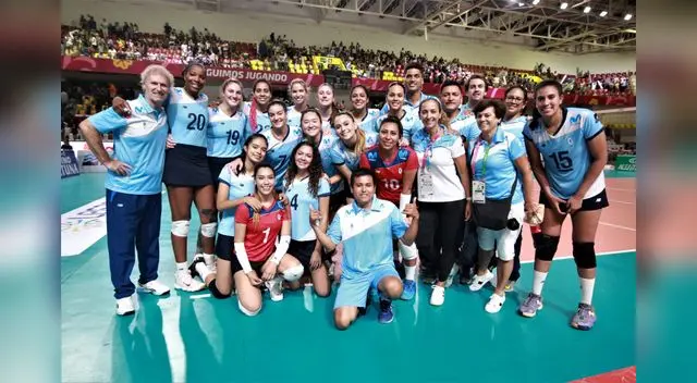 Horacio Bastit posa al lado de sus pupilas que desarrollaron un buen partido ante victorianas.