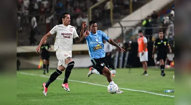 Riveros le ganó el duelo a Grimaldo en el cotejo entre Universitario ante Sporting Cristal en el Monumental. Riveros le ganó el duelo a Grimaldo en el cotejo entre Universitario ante Sporting Cristal en el Monumental.