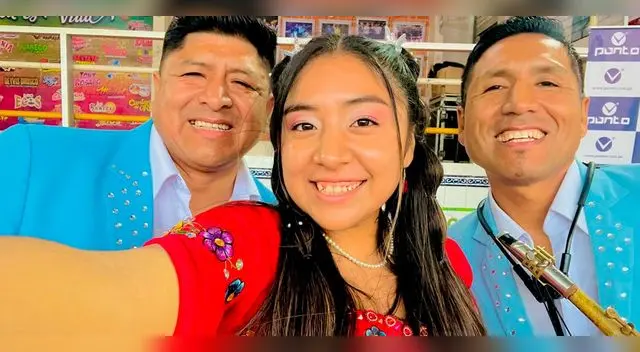 Emocionados por sus Bodas de plata artísticas.