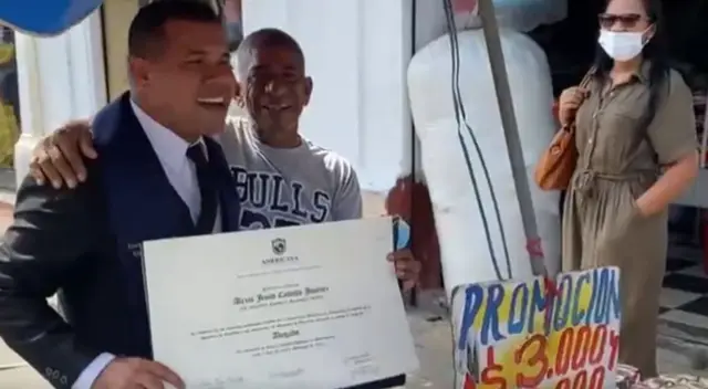 El joven se mostró muy emocionado junto a su padre.