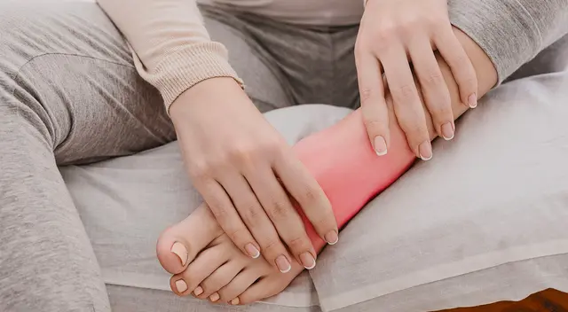 Conoce trucos efectivos para tratar la hinchazón en los pies.