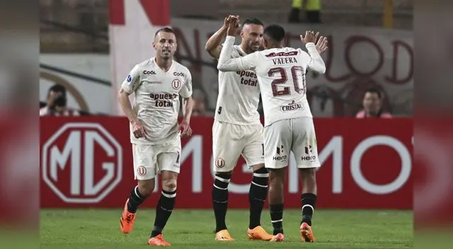 Emanuel Herrera recibe la felicitación de sus compañeros por el gol marcado a Independiente de Santa Fe. Emanuel Herrera recibe la felicitación de sus compañeros por el gol marcado a Independiente de Santa Fe.