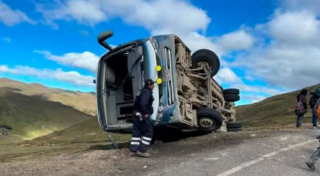 Bus sufrió aparatoso accidente.