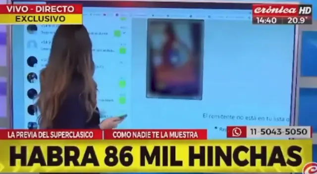 Conductora muestra video