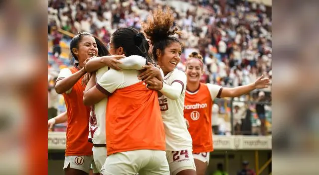 Festejo de las  jugadoras de la 'U' en el cotejo que vencieron 3-1 al Mannucci