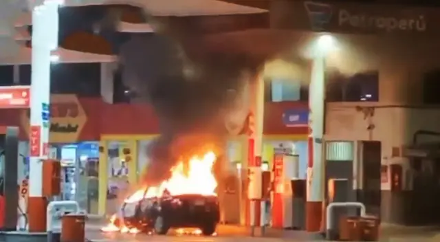 Auto se incendia en grifo de Santa Anita y casi causa una explosión.