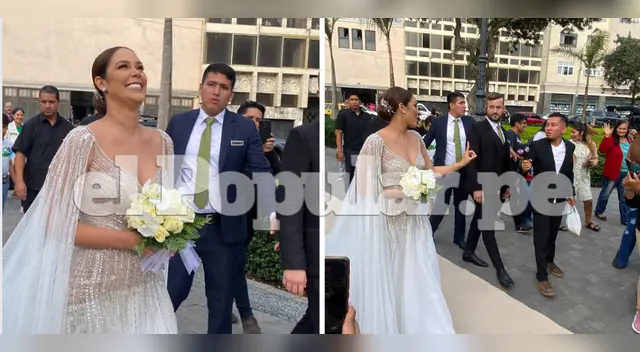 Karen Schwarz es felicitada por personas fuera de la iglesia.