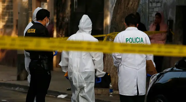 Peritos de criminalística y personal de homicidios llegaron a la escena del crimen (Imagen referencial).