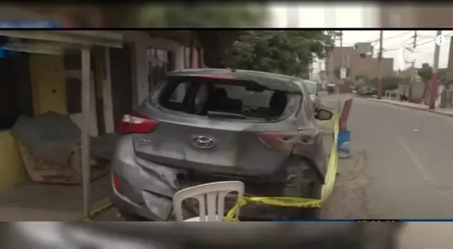 Auto quemado por delincuentes en Puente Piedra.