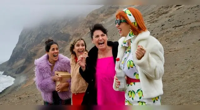 Actrices celebran el éxito de comedia.