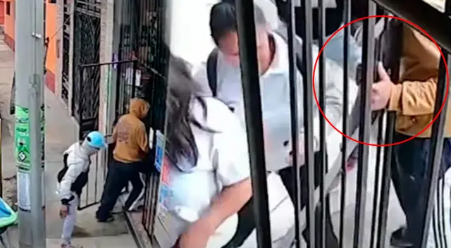 Delincuentes amenazaron a sus víctimas para ingresar al local y lograr su cometido.