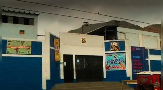 Madres de familias se agarran a golpes en los exteriores de colegio en Comas.