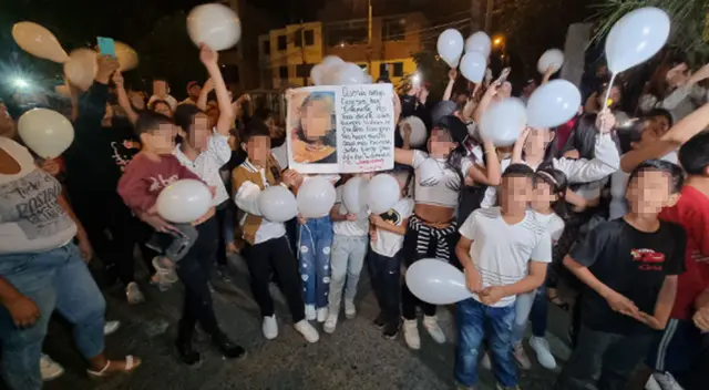 Amigos de la escolar alzaron globos blancos en el velorio. Amigos de la escolar alzaron globos blancos en el velorio.