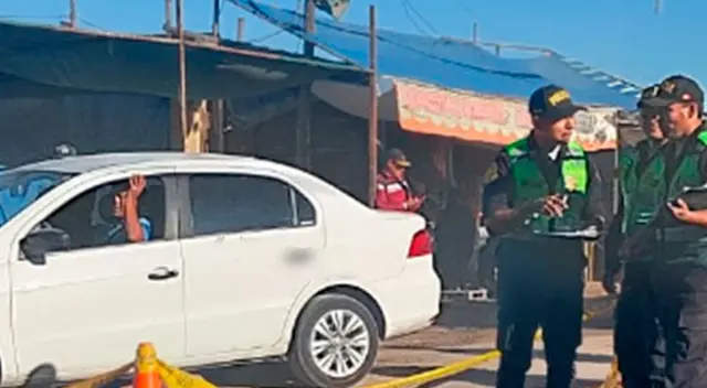 Policías llegaron hasta la zona del siniestro y acordonaron el lugar.