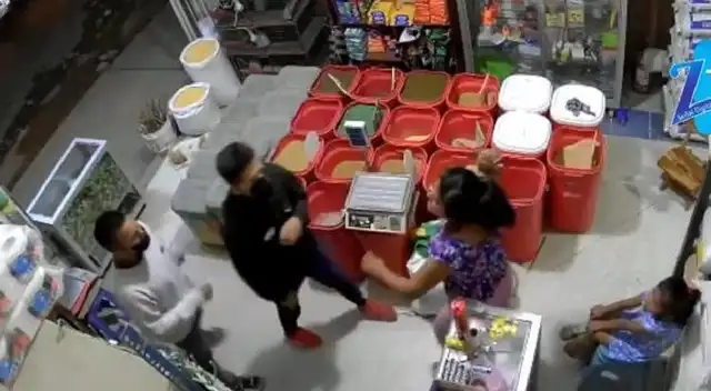 Comerciante atacando a delincuentes.