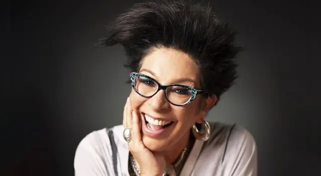 Michelle Alexander dio conferencia de prensa sobre su obra musical