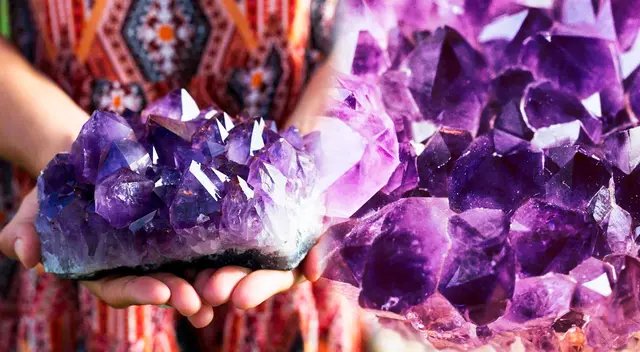 Conoce los detalles más resaltantes de la famosa piedra amatista.