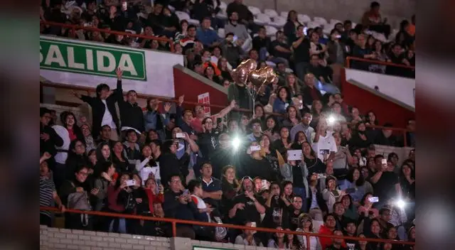 Muy pocas personas se animaron a grabar el concierto, pues entregaron sus almas llenas de emoción a la música.
