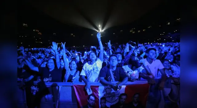 Los éxitos de los años 80 de los Hombres G ha traspasado generaciones, pues muchos niños y adolescentes acudieron al evento a corear canciones que no pertenecen a sus épocas pero los hace vibrar de la emoción.