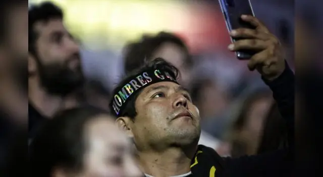 Sin embargo, también hubieron fans que no dudaron en capturar este icónico momento con la banda española, que no solo se guardó en un celular, sino en sus corazones.