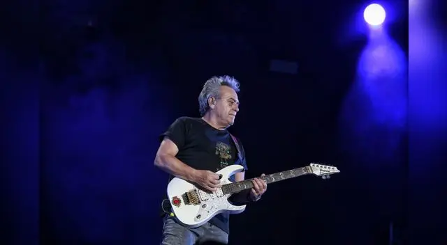 Rafael Muñoz, la primera guitarra de los Hombres G puso a rockear a todos con sus efusivas cuerdas.