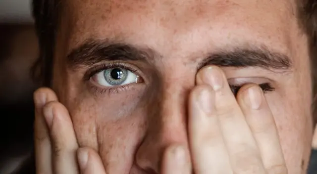 Descubre el significado espiritual de que te palpite o tiemble el ojo (izquierdo o derecho).