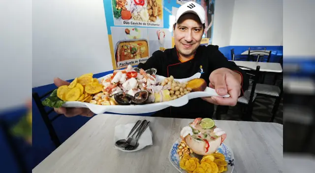 Antonio orgulloso con sus comidas marinas. Antonio orgulloso con sus comidas marinas.