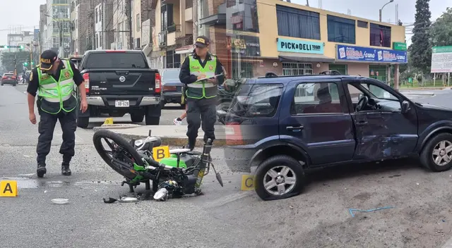 Moto y vehículo involucrados en accidente en Los Olivos.