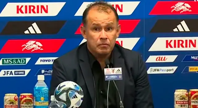 Juan Reynoso brinda conferencia de prensa.