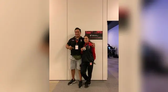 Muy orgullosa Ana Lucía Ruiz muestra la medalla de su participación