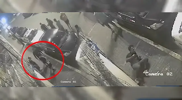 Al lado izquierdo atacantes y al lado derecho la victima ya en el suelo.