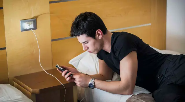 Dormir cerca de un enchufe puede generar descargas eléctricas.