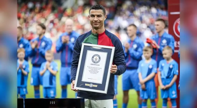 Muy orgulloso CR7 posa con el distinto por su Récord Guiness por sus 200 partidos con Portugal