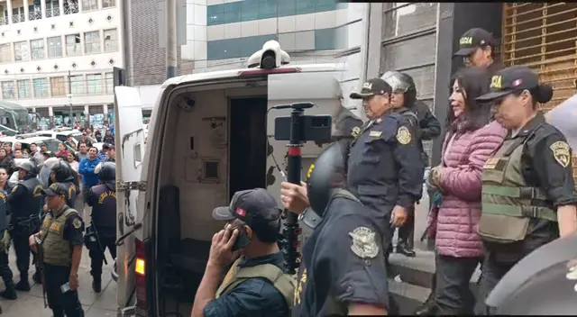 Betssy Chávez fuertemente escoltada por la PNP. Betssy Chávez fuertemente escoltada por la PNP.