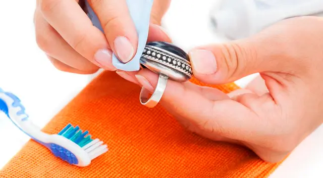 Conoce cómo debes limpiar las joyas de plata.