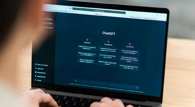 Conoce los cursos para dominar por completo el uso de la inteligencia artificial.