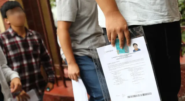 Postulantes se sembraban audífonos en el baño para poder plagiar en los exámenes de admisión.