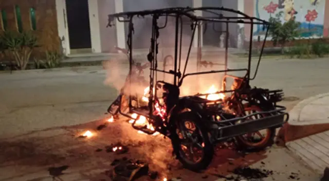 Mototaxi de hampones fue quemado por vecinos de Chiclayo.