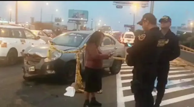 Carro quedó destrozado en la parte delantera tras accidente. Carro quedó destrozado en la parte delantera tras accidente.