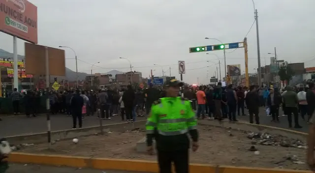 Caos en estación Naranjal: vecinos bloquean la vía e impiden el paso de los buses del Metropolitano