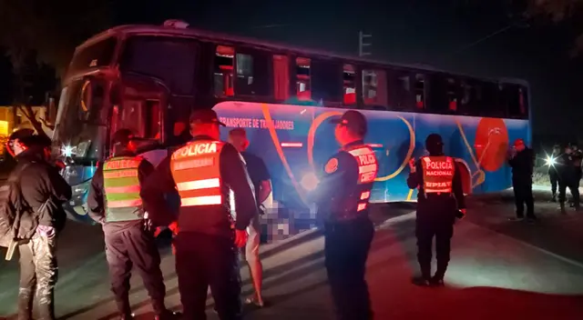 Bus de empresa agroindustrial casi es colisionado por un auto tras el accidente de tránsito.