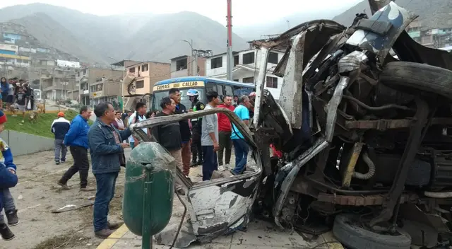 Bus quedó destruido tras accidente en curva de Pasamayito. Bus quedó destruido tras accidente en curva de Pasamayito.