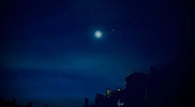 La conjunción entre la Luna y Júpiter, un espectacular show esteral que iluminó el cielo nocturno.