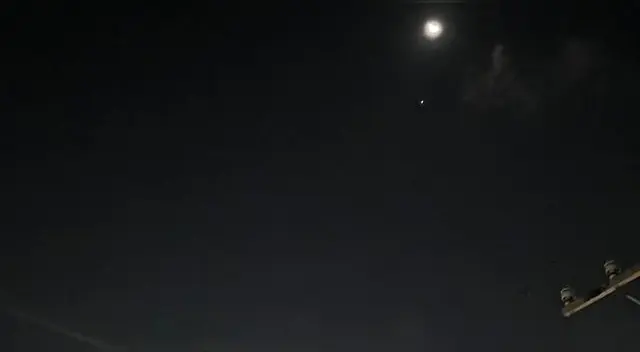 Una conjunción entre la Luna y Júpiter es un fenómeno astronómico en el cual la Luna y el planeta Júpiter se acercan en el cielo y parecen estar muy cerca uno del otro.