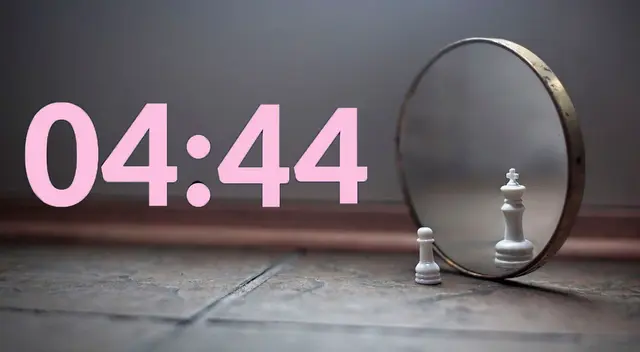 Conoce el significado de las horas espejo 04:44 y su relación en la numerología.