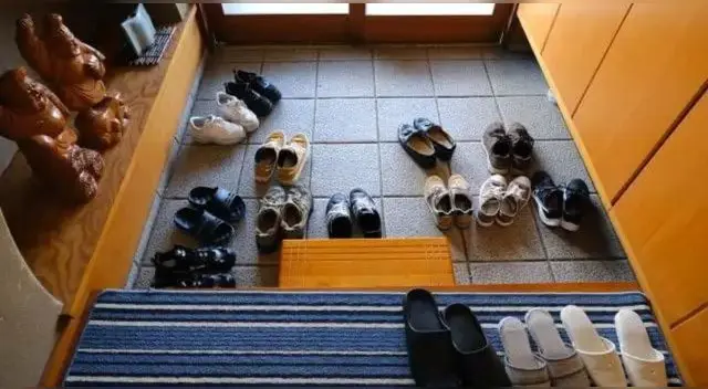 Los japoneses se quitan los zapatos antes de ingresar a sus viviendas. Los japoneses se quitan los zapatos antes de ingresar a sus viviendas.