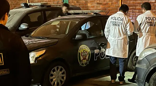 Agentes de criminalística estudian los impactos de bala recibidos en el patrullero. Agentes de criminalística estudian los impactos de bala recibidos en el patrullero.