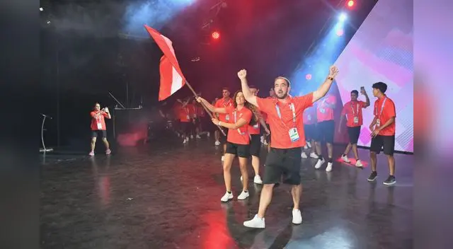 Los abanderados peruanos en el desfile. Los abanderados peruanos en el desfile.